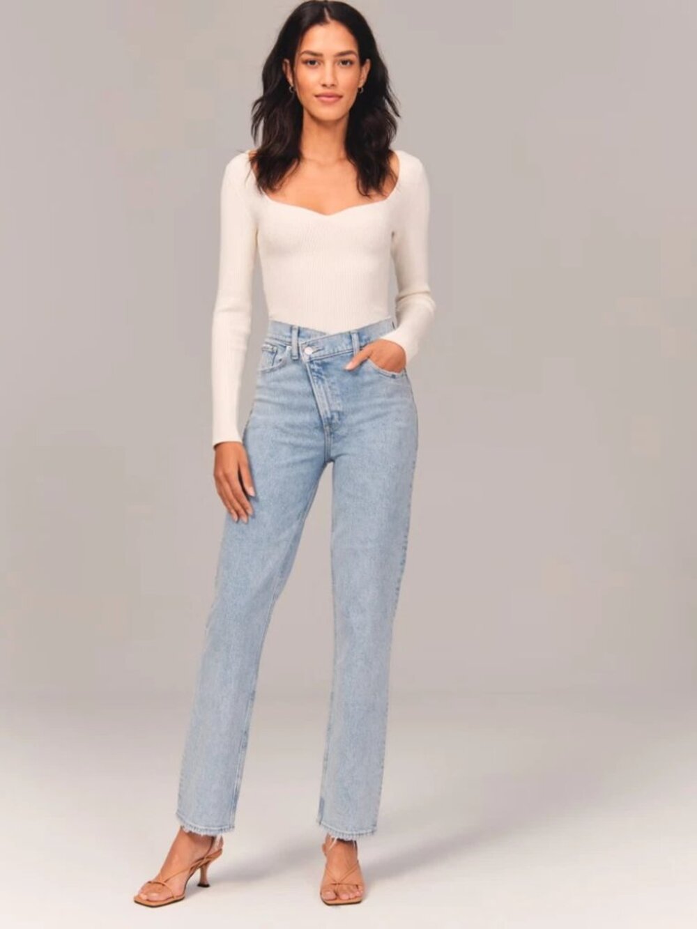 Abercrombie & Fitch Ultra High Rise 90s Straight Jean in Light Wash Size 4R / 27